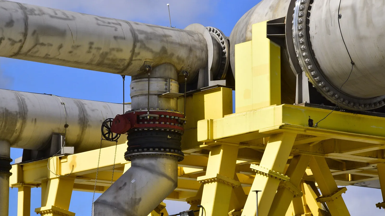 Static mixer: Newtown Creek WWTP large pipes on yellow steel rack