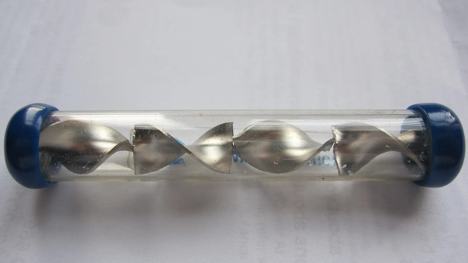 Static mixer application: static mixer element in transparent tube on bench