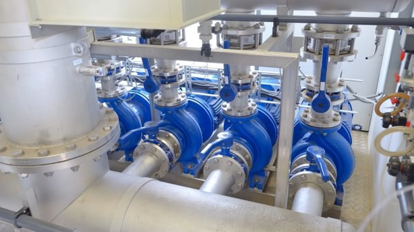 Static mixer: blue pipes valves plant interior