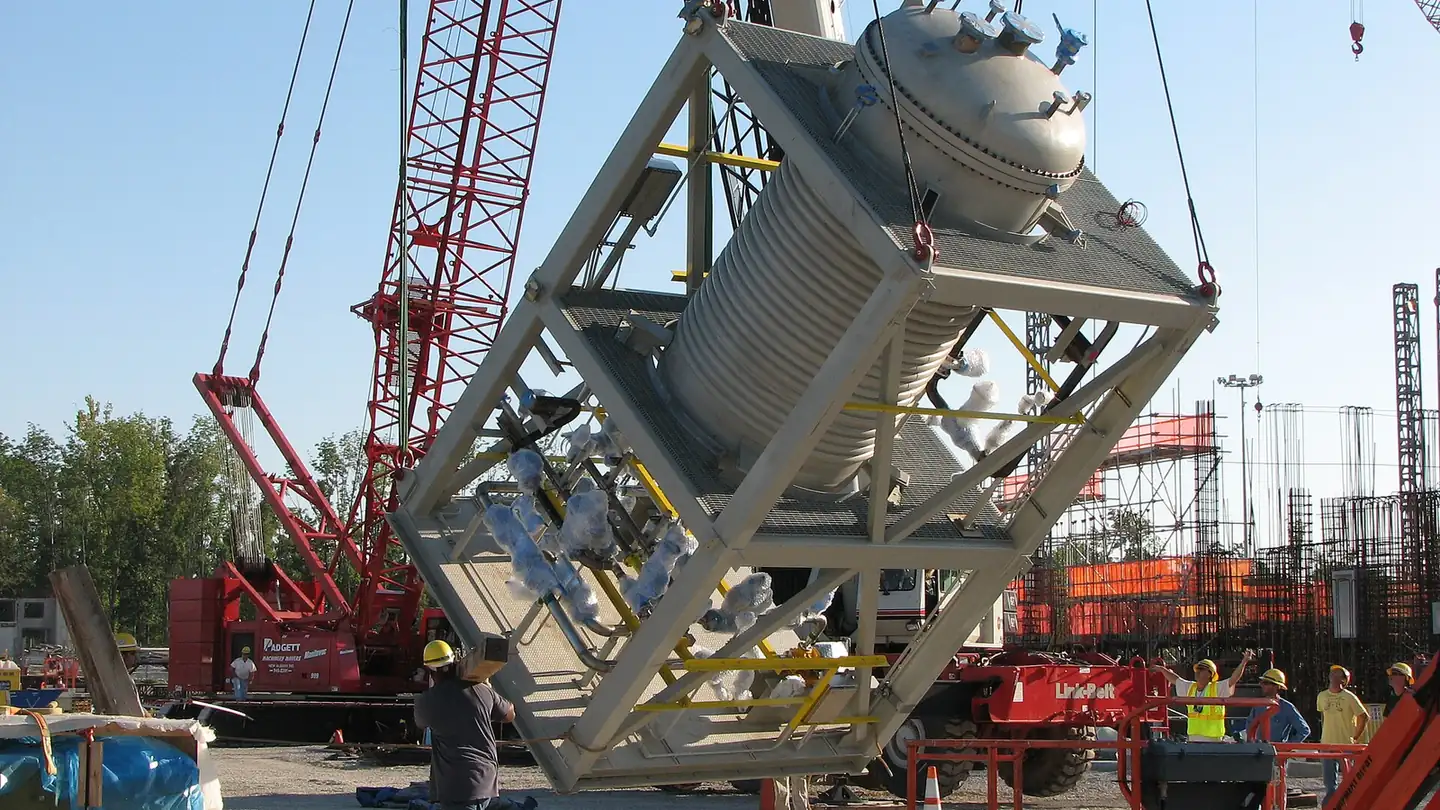 Static mixer: reactor module crane lift