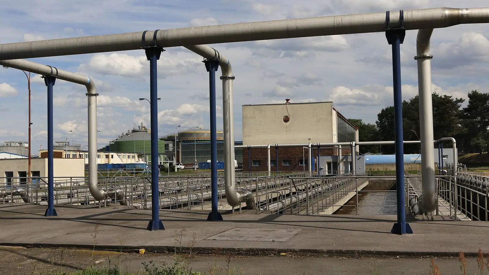 Static mixer: Prague WWTP grit tanks air pipes on blue colonnade