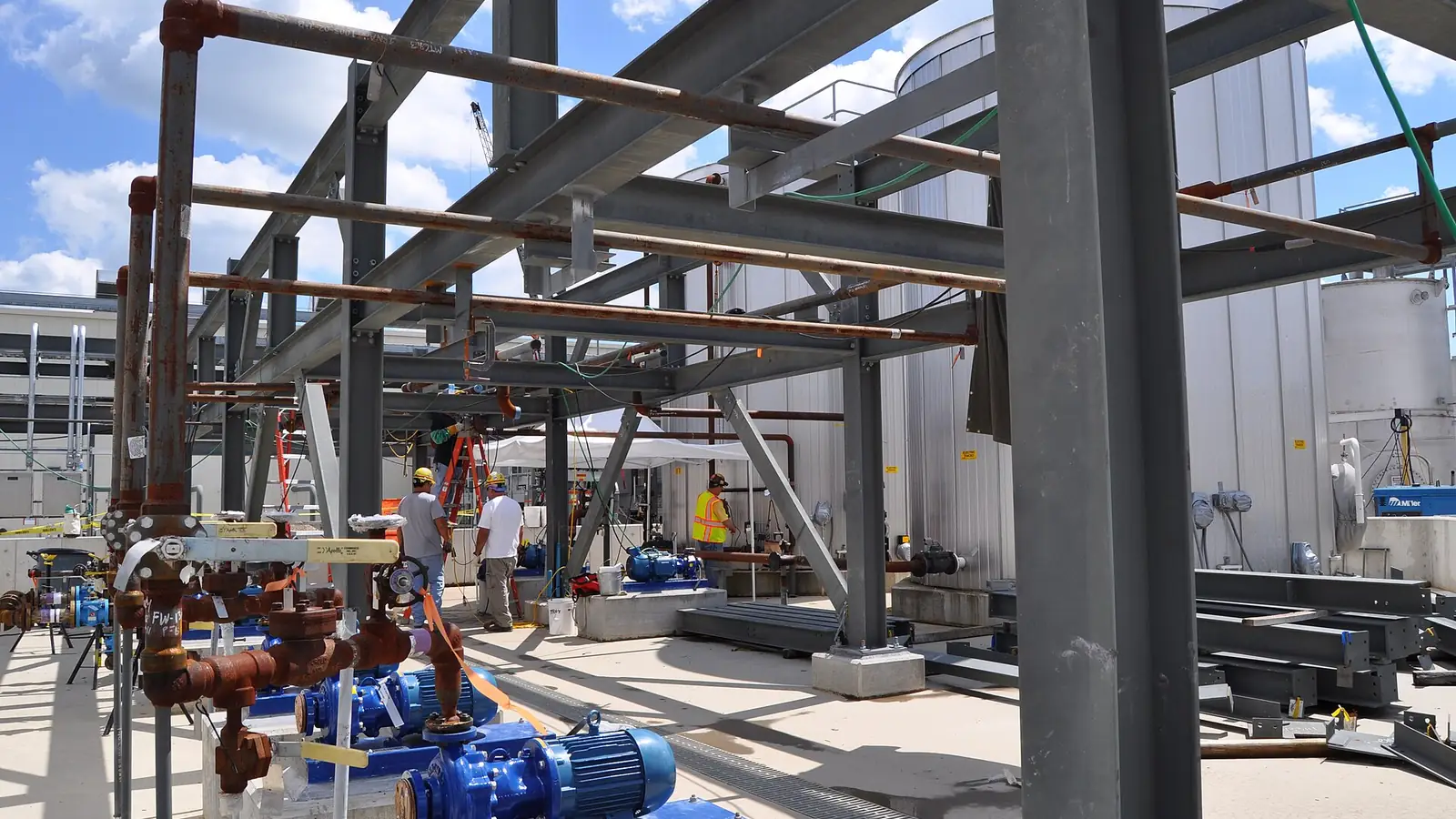 Static mixer application: tank farm blue pumps + pipe rack
