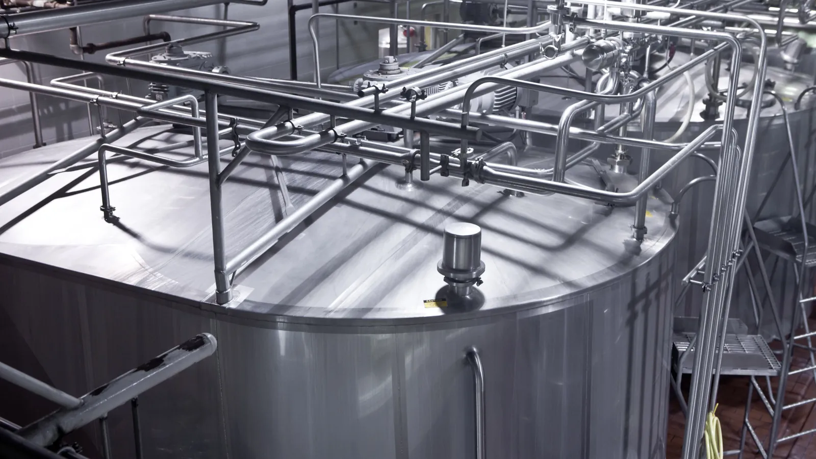 Static mixer application: stainless tanks + pipe rack
