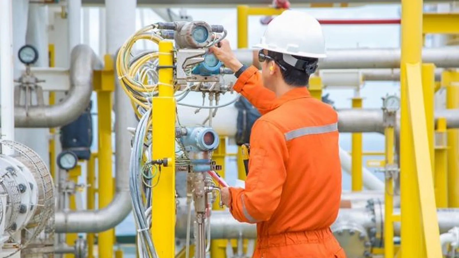 Static mixer: operator checking instrument at yellow pipe