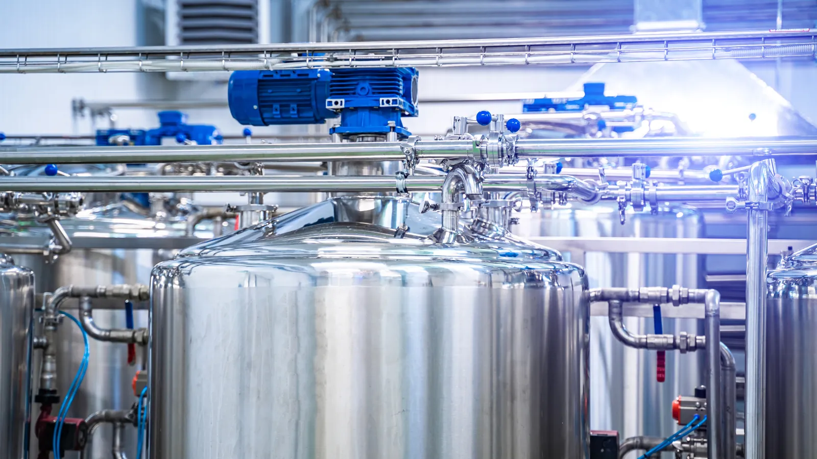 Static mixer application: mixing tanks with blue agitator motors