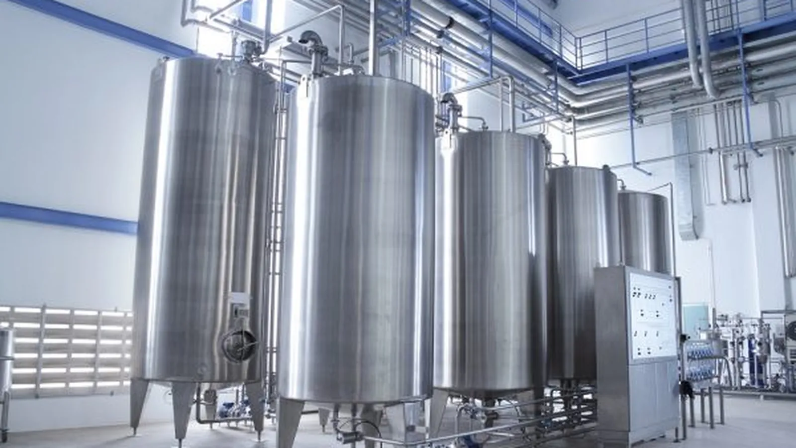 Static mixer: stainless tanks inside plant