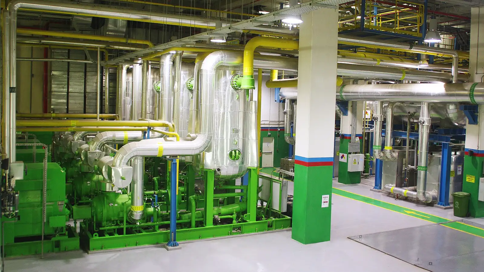 Static mixer: plant interior green vessels + yellow pipes