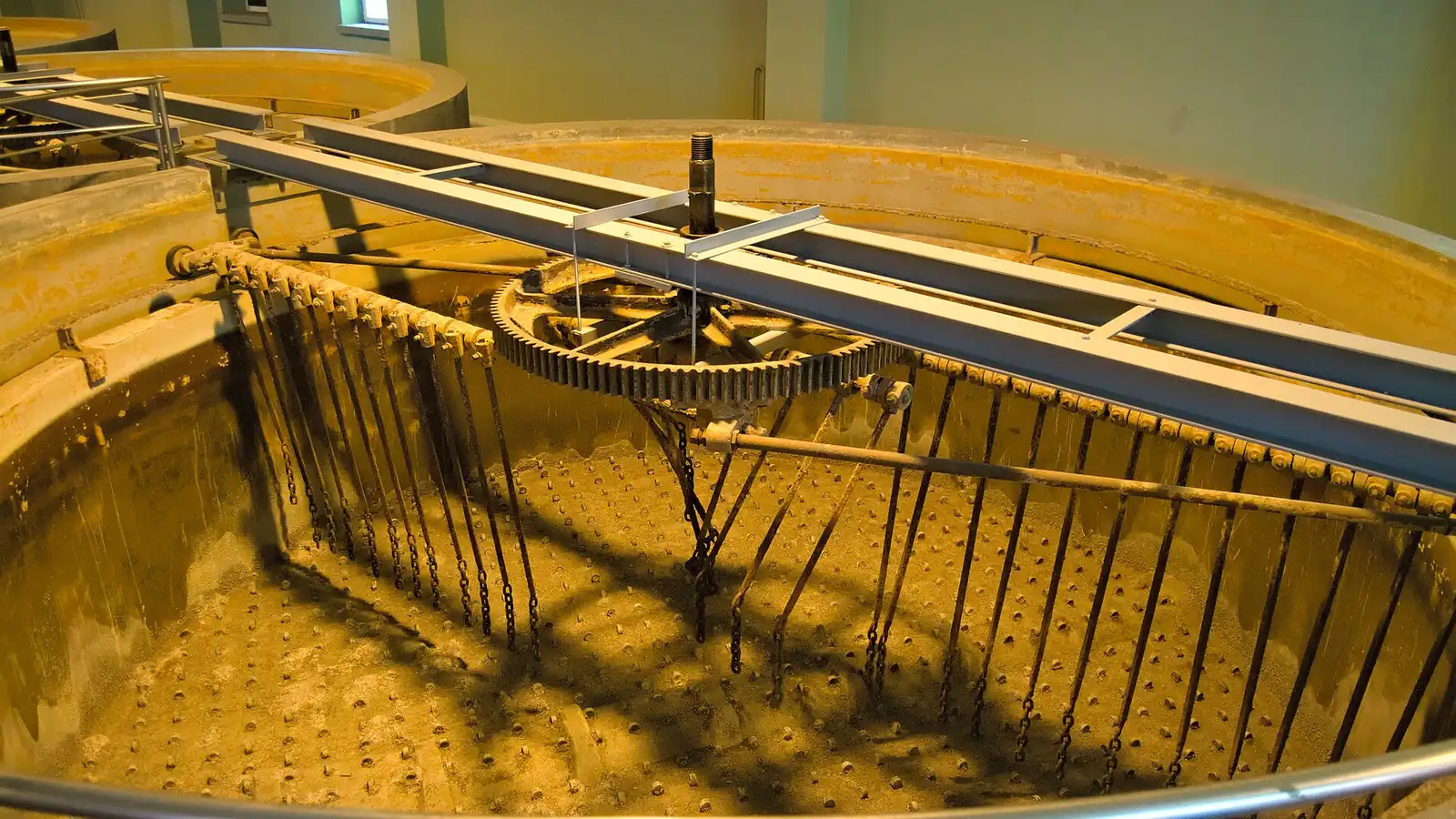 Static mixer: filter rake structure