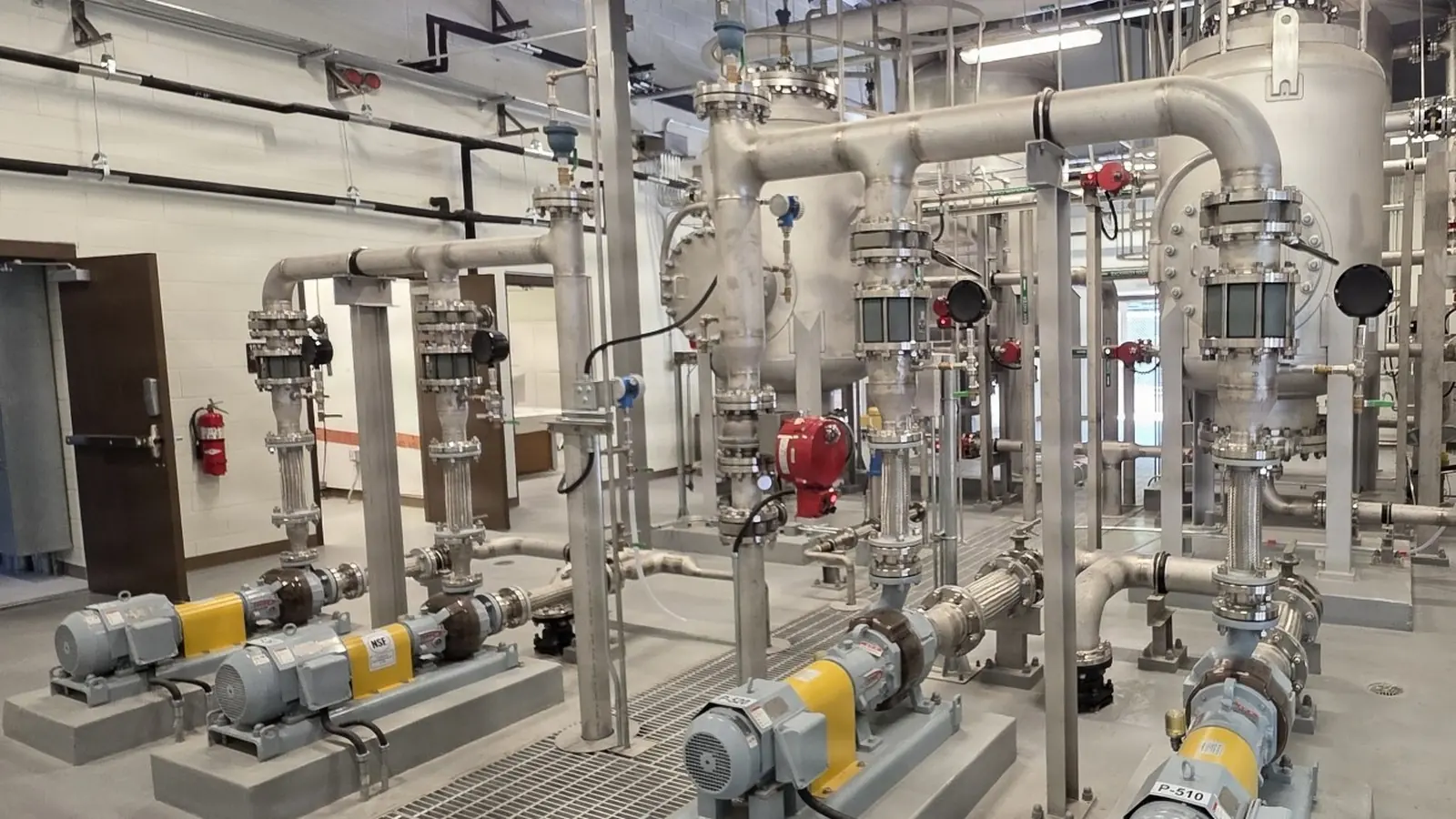 Static mixer: water plant pumps + white pipes interior